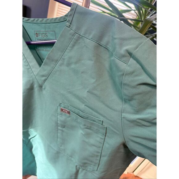 FIGS SCRUB TOP LARGE - Picture 2 of 5